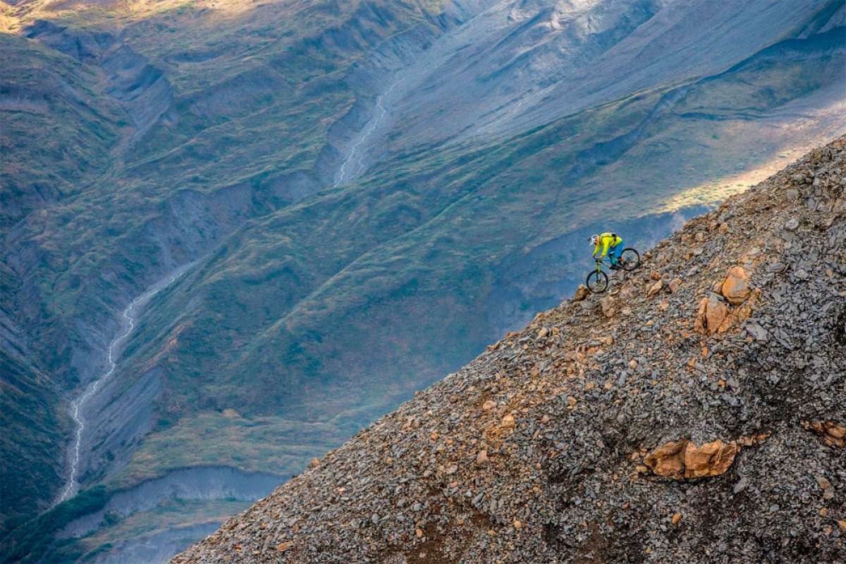 En TodoMountainBike: Espeluznante descenso de Darren Berrecloth en el reportaje 'Riding the Tatshenshini'