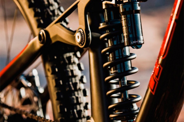 RockShox Super Deluxe Coil, nuevos amortiguadores de muelle con ajuste de rebote, compresión y mando remoto