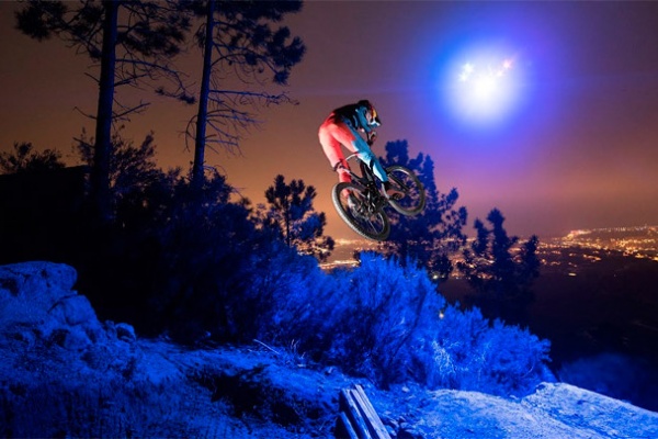 Espectacular ruta nocturna con Loïc Bruni y un dron iluminando el camino a seguir