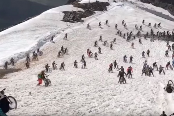 Así fue la accidentada salida de la Megavalanche Alpe d'Huez 2017