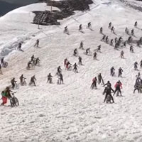 Así fue la accidentada salida de la Megavalanche Alpe d'Huez 2017