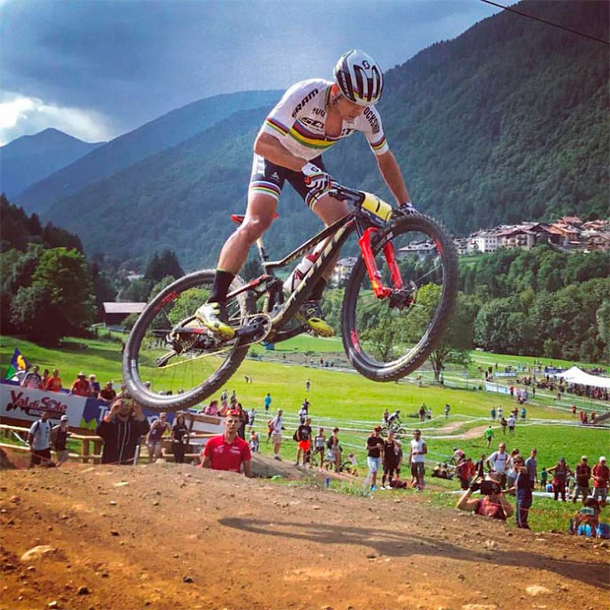 En TodoMountainBike: Madera de campeón: así saltaba Nino Schurter en la Copa del Mundo XCO 2017 de Val di Sole