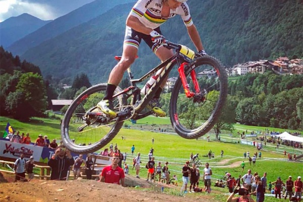 Madera de campeón: así saltaba Nino Schurter en la Copa del Mundo XCO 2017 de Val di Sole