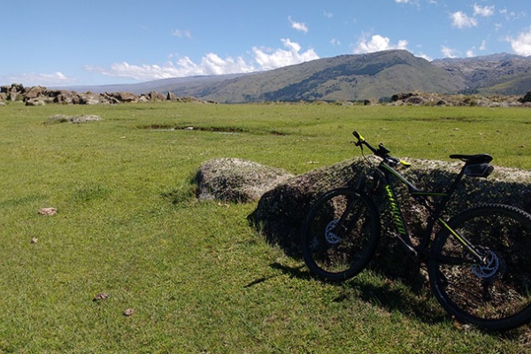 La foto del día en TodoMountainBike: "Buscando la huella a Villa Alpina"