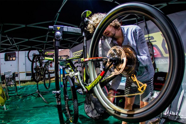 Así trabaja el servicio mecánico del SCOTT-SRAM MTB Racing en la Absa Cape Epic 2017