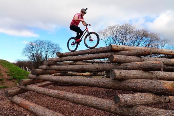Sesión de entrenamiento en el parque con Danny MacAskill y Ali Clarkson