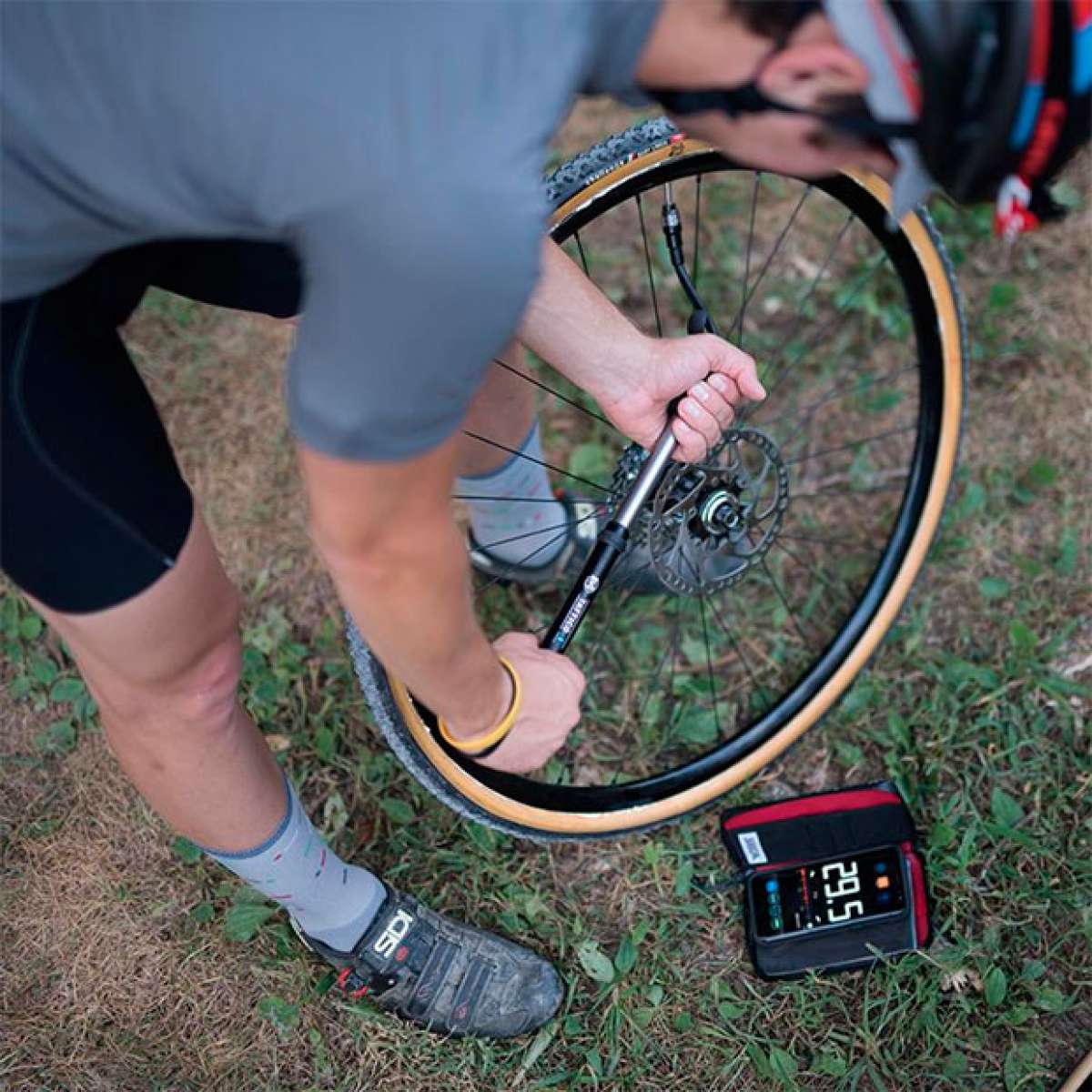 En TodoMountainBike: Silca Tattico, una bomba de aire con Bluetooth para transformar el móvil en un manómetro digital