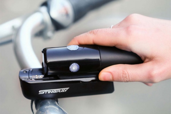 Stingray, una luz delantera con alarma integrada para bicicletas