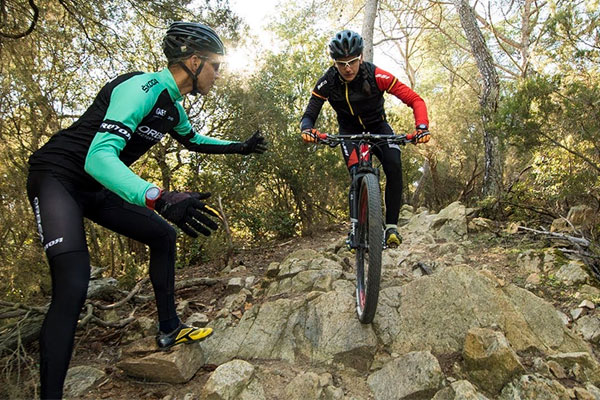 Aprendiendo técnica con Tomi Misser: los "rock gardens" o trialeras con piedra