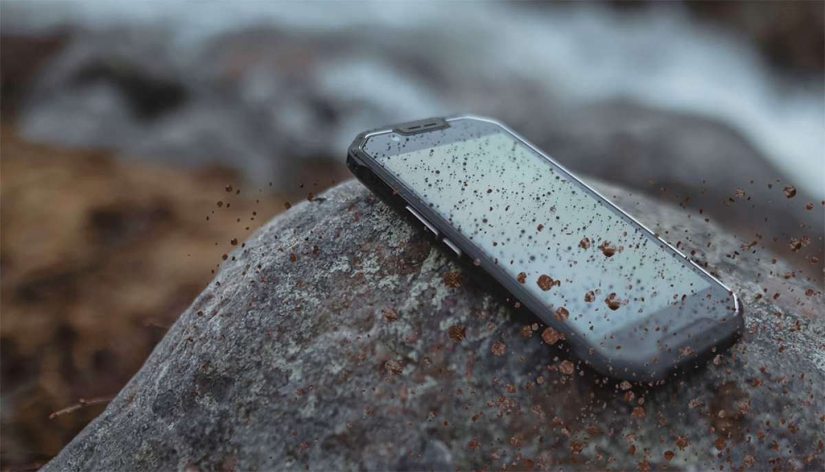 Siete moviles ruggerizados para llevar a la playa sin miedo