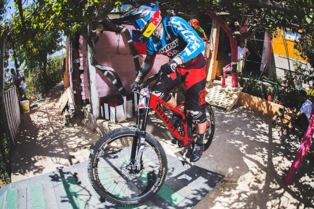 En TodoMountainBike: El descenso de Tomas Slavik en el Red Bull Valparaíso Cerro Abajo 2017, desde cuatro puntos de vista