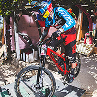 El descenso de Tomas Slavik en el Red Bull Valparaíso Cerro Abajo 2017, desde cuatro puntos de vista