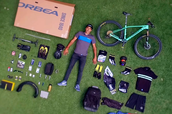¿Cómo empaquetar una bicicleta para viajar en avión? Tomi Misser nos lo explica