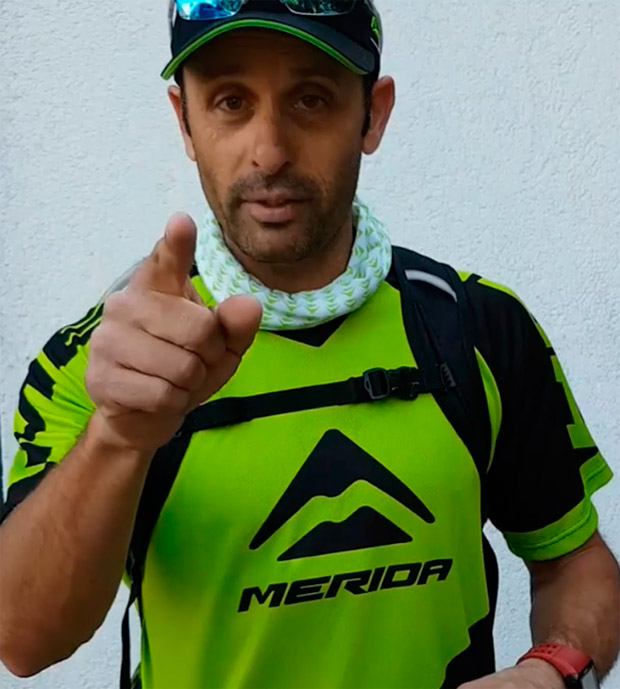 En TodoMountainBike: Genial truco 'patentado' de José Antonio Hermida para colocarse una mochila de hidratación