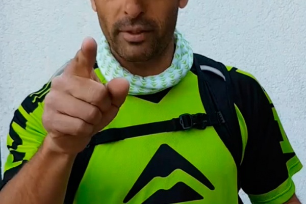 Genial truco "patentado" de José Antonio Hermida para colocarse una mochila de hidratación