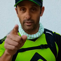 Genial truco "patentado" de José Antonio Hermida para colocarse una mochila de hidratación