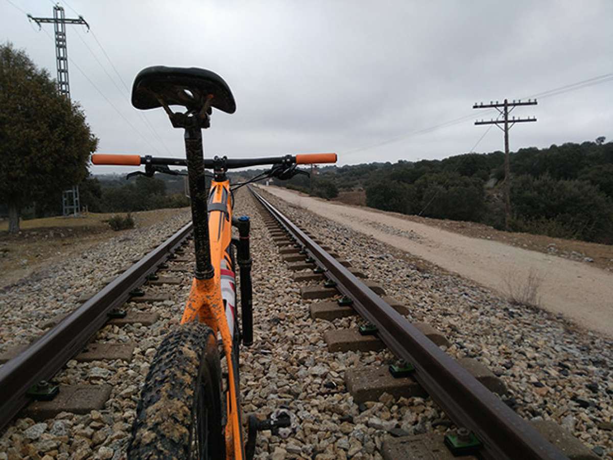 En TodoMountainBike: La foto del día en TodoMountainBike: 'En las vías del tren'