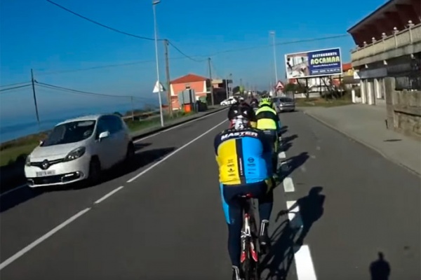 Hace un cambio de sentido, provoca la caída de un ciclista, le pega una calada al cigarro y se da a la fuga