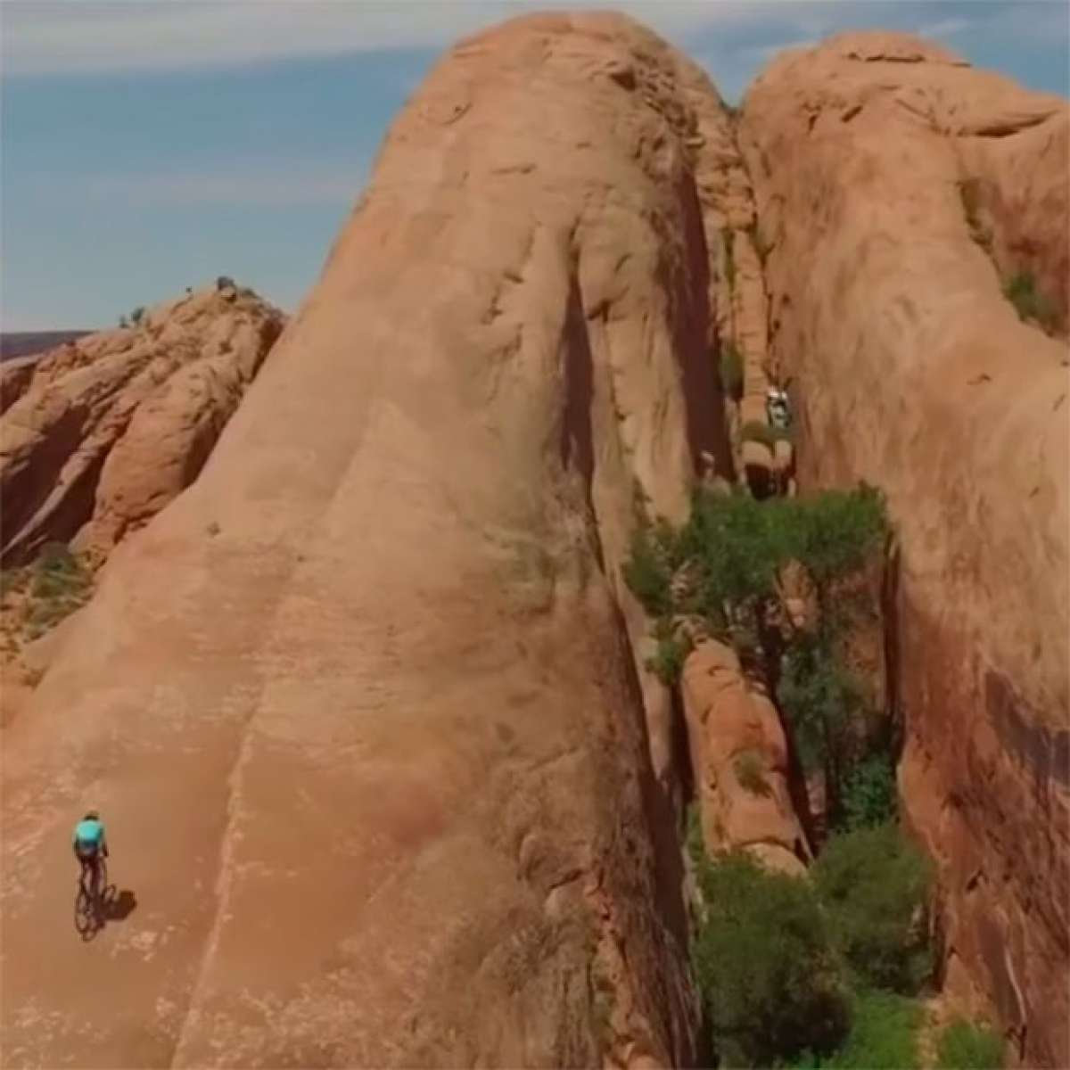 Vittorio Brumotti ascendiendo en bicicleta la Lion"s Back de Moab, con rampas del 65% de pendiente