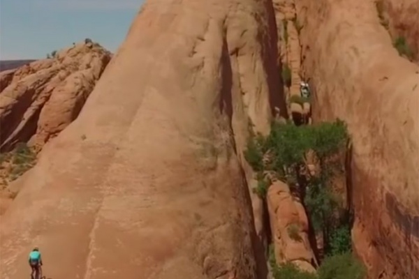 Vittorio Brumotti ascendiendo en bicicleta la Lion"s Back de Moab, con rampas del 65% de pendiente
