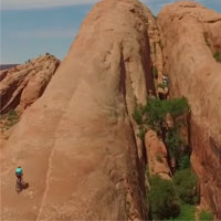 Vittorio Brumotti ascendiendo en bicicleta la Lion"s Back de Moab, con rampas del 65% de pendiente
