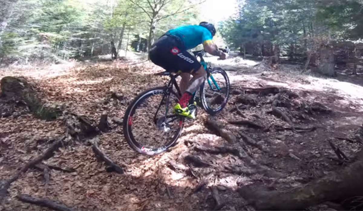 En TodoMountainBike: ¿Coronar una ruta de montaña sobre una bicicleta de carretera? Vittorio Brumotti lo hace así