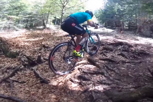 ¿Coronar una ruta de montaña sobre una bicicleta de carretera? Vittorio Brumotti lo hace así
