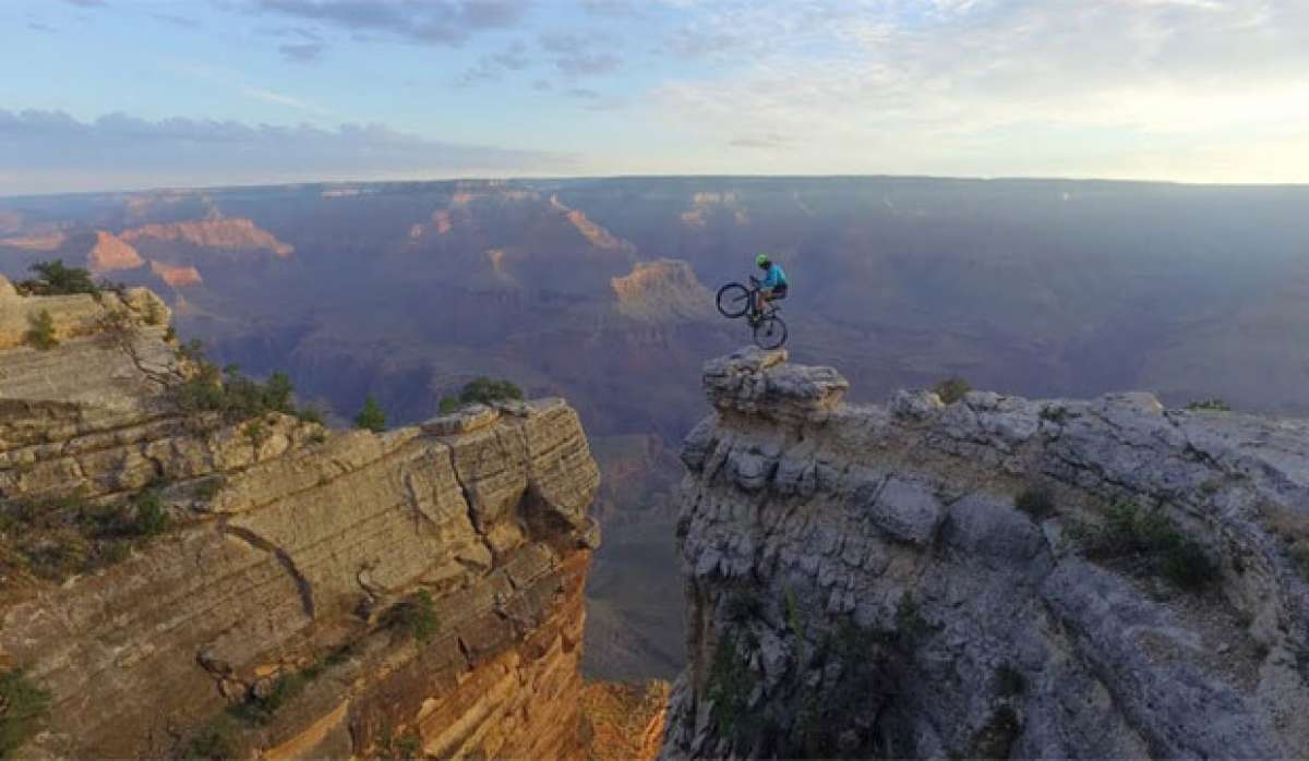 Vittorio Brumotti rodando en el Gran Cañón del Colorado