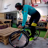 Así estrena Vittorio Brumotti unos pedales automáticos