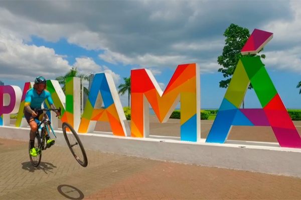 Vittorio Brumotti rodando en Panamá