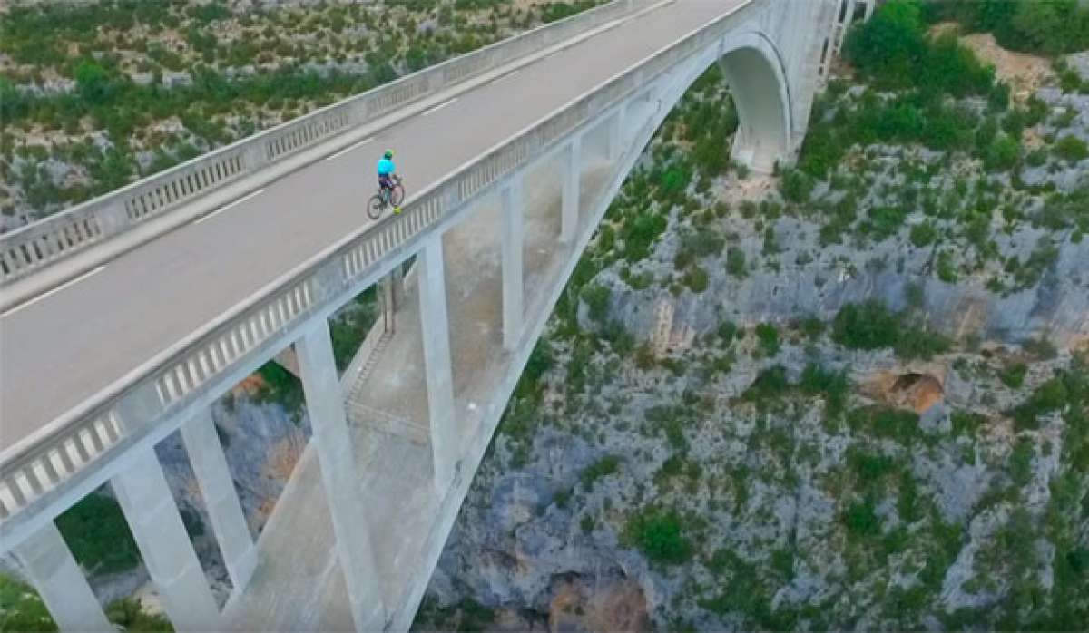 En TodoMountainBike: Desafiando a la muerte: Vittorio Brumotti rodando sobre el puente de Artuby