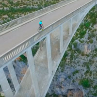 Desafiando a la muerte: Vittorio Brumotti rodando sobre el puente de Artuby