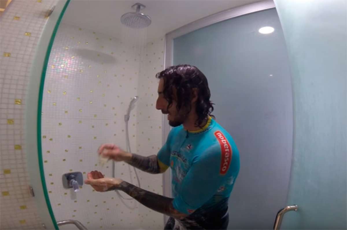 En TodoMountainBike: ¿Cómo limpiar la equipación ciclista después de una ruta? Vittorio Brumotti nos muestra su técnica