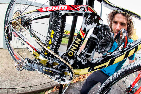 Así limpia Yanick Gyger la Scott Spark de Nino Schurter
