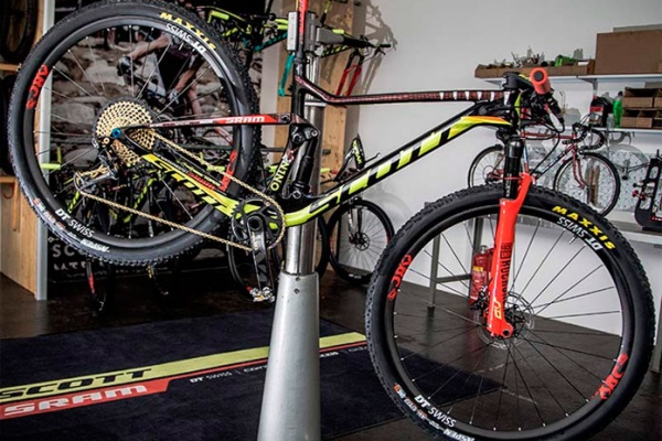 Así monta Yanick Gyger la Scott Spark de Nino Schurter