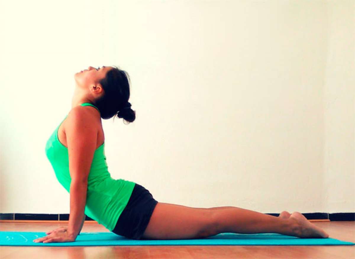 El Saludo al Sol, un ejercicio de Yoga para estirar espalda y piernas por completo