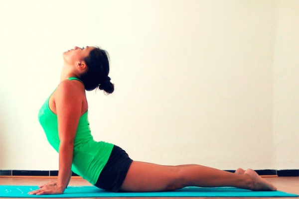 El Saludo al Sol, un ejercicio de Yoga para estirar espalda y piernas por completo
