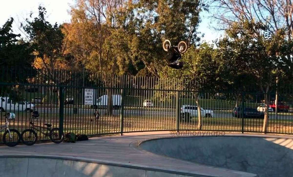 En TodoMountainBike: Anthony Napolitan, casi empalado mientras realizaba un truco sobre su BMX