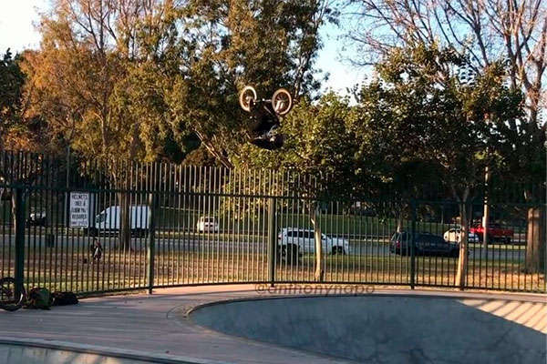 Anthony Napolitan, casi empalado mientras realizaba un truco sobre su BMX