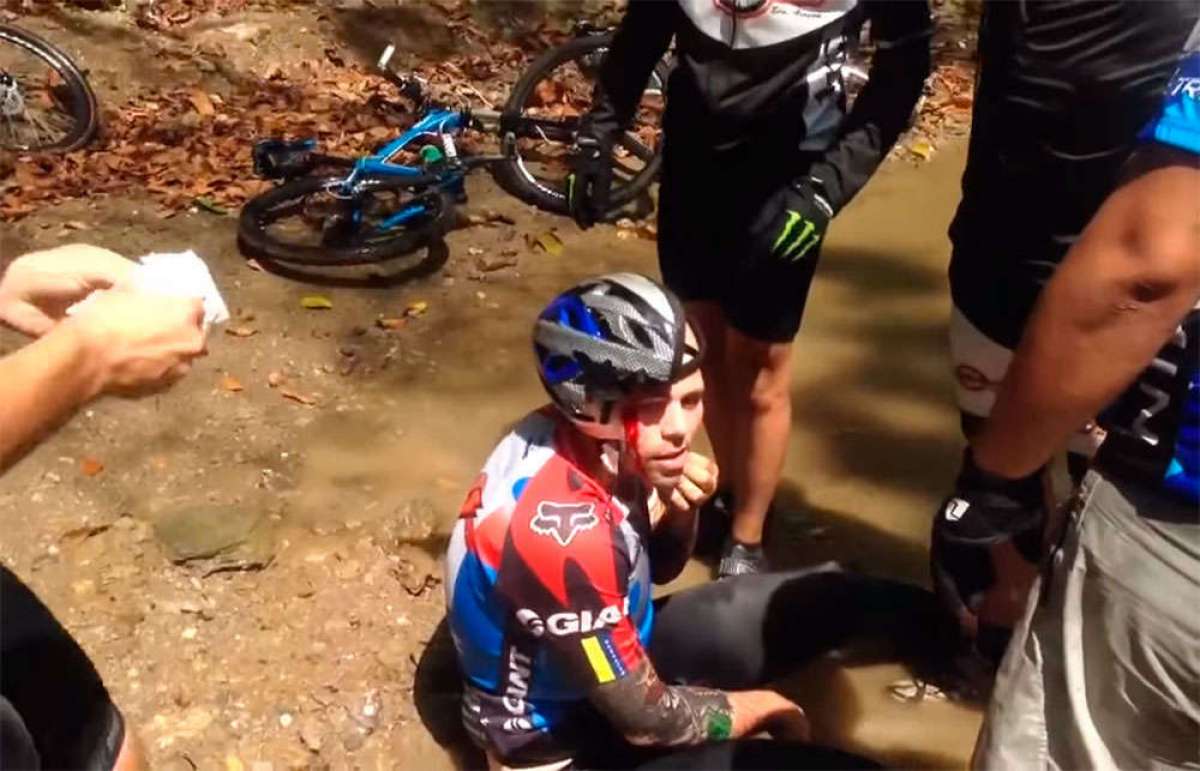 En TodoMountainBike: Brutal caída de un ciclista cruzando un río, o por qué llevar casco puede salvar la vida