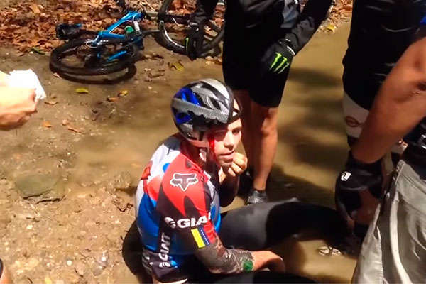 Brutal caída de un ciclista cruzando un río, o por qué llevar casco puede salvar la vida