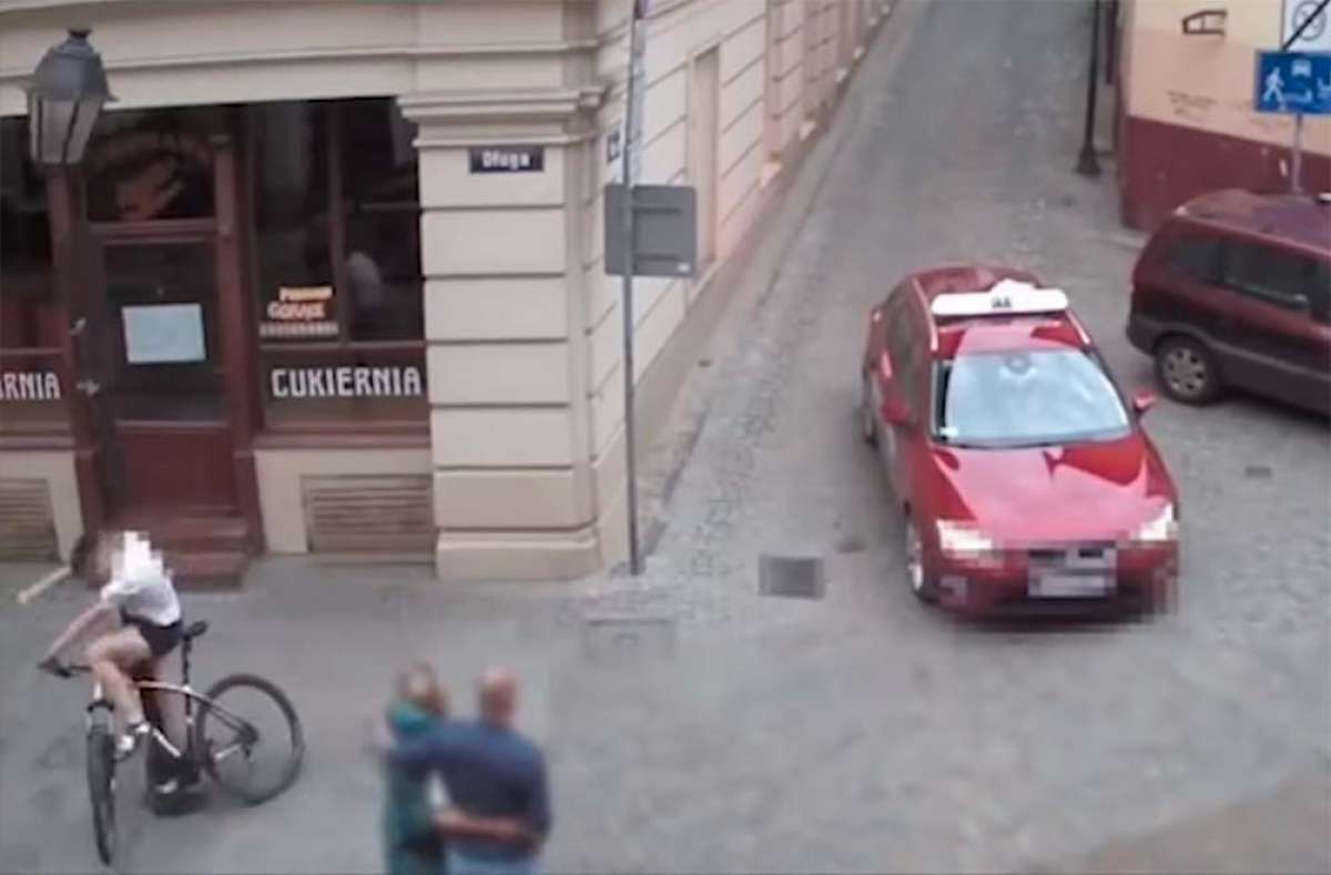 En TodoMountainBike: Un ciclista esquiva un taxi, y termina estampándose contra una farola (y sin casco)