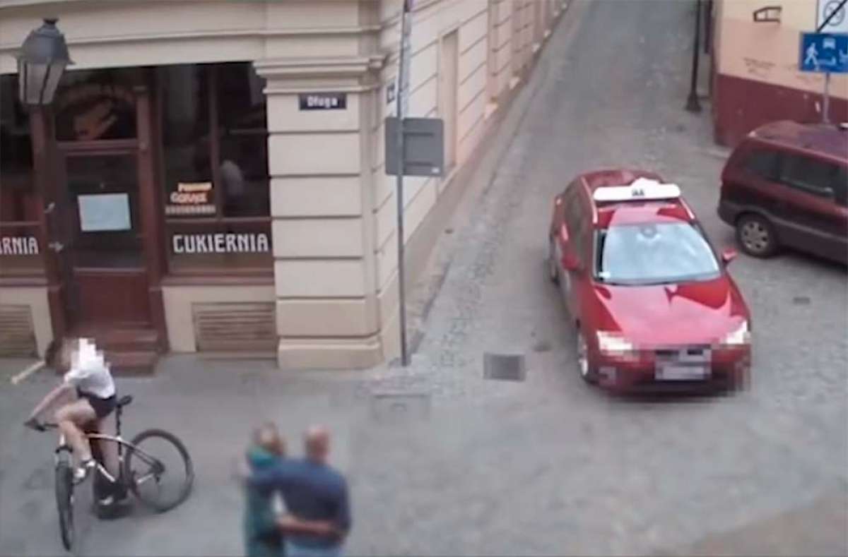 En TodoMountainBike: Un ciclista esquiva un taxi, y termina estampándose contra una farola (y sin casco)