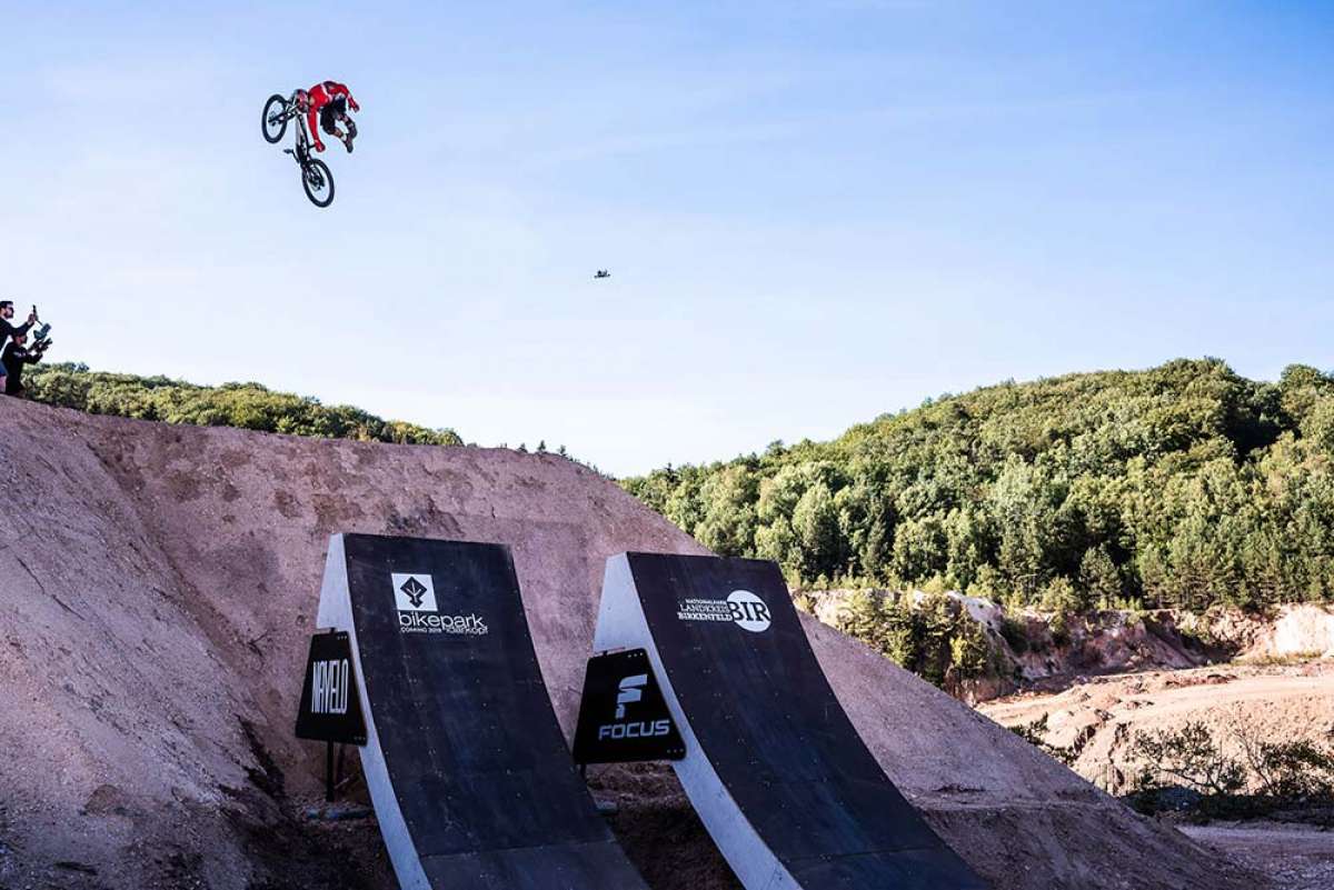 En TodoMountainBike: Adolf Silva realiza el primer 'Cali Roll' de la historia sobre una bicicleta de DH