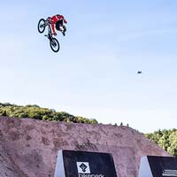 Adolf Silva realiza el primer 'Cali Roll' de la historia sobre una bicicleta de DH