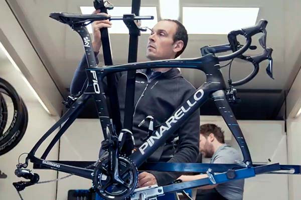 Así ajustan los mecánicos del Team Sky los sillines de las bicis de los corredores
