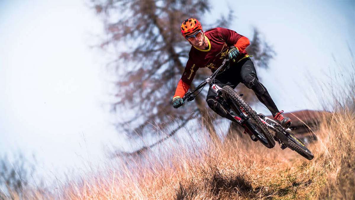 En TodoMountainBike: La altura del eje del pedalier: ¿cómo afecta al comportamiento de una bicicleta?