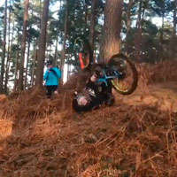 ¿Cómo disimular a la perfección cualquier tropiezo con la bicicleta? Bernard Kerr lo muestra