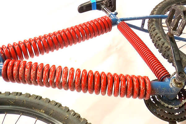 ¿Qué pasa cuando se sustituyen los tubos del cuadro de una bicicleta por muelles? Colin Furze lo muestra