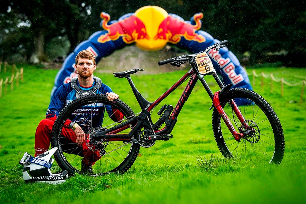 En TodoMountainBike: Las bicicletas de los 10 mejores corredores de la Red Bull Hardline 2018